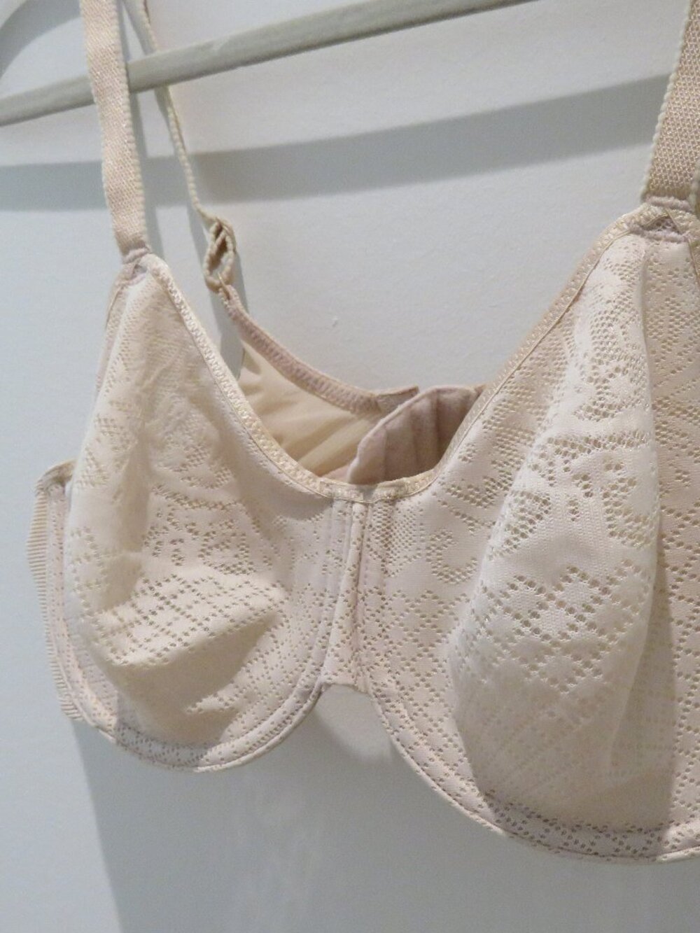 WACOAL Visual Effects Minimizer Bra in Sand Size 36C Neutral Minimalist - Picture 7 of 12